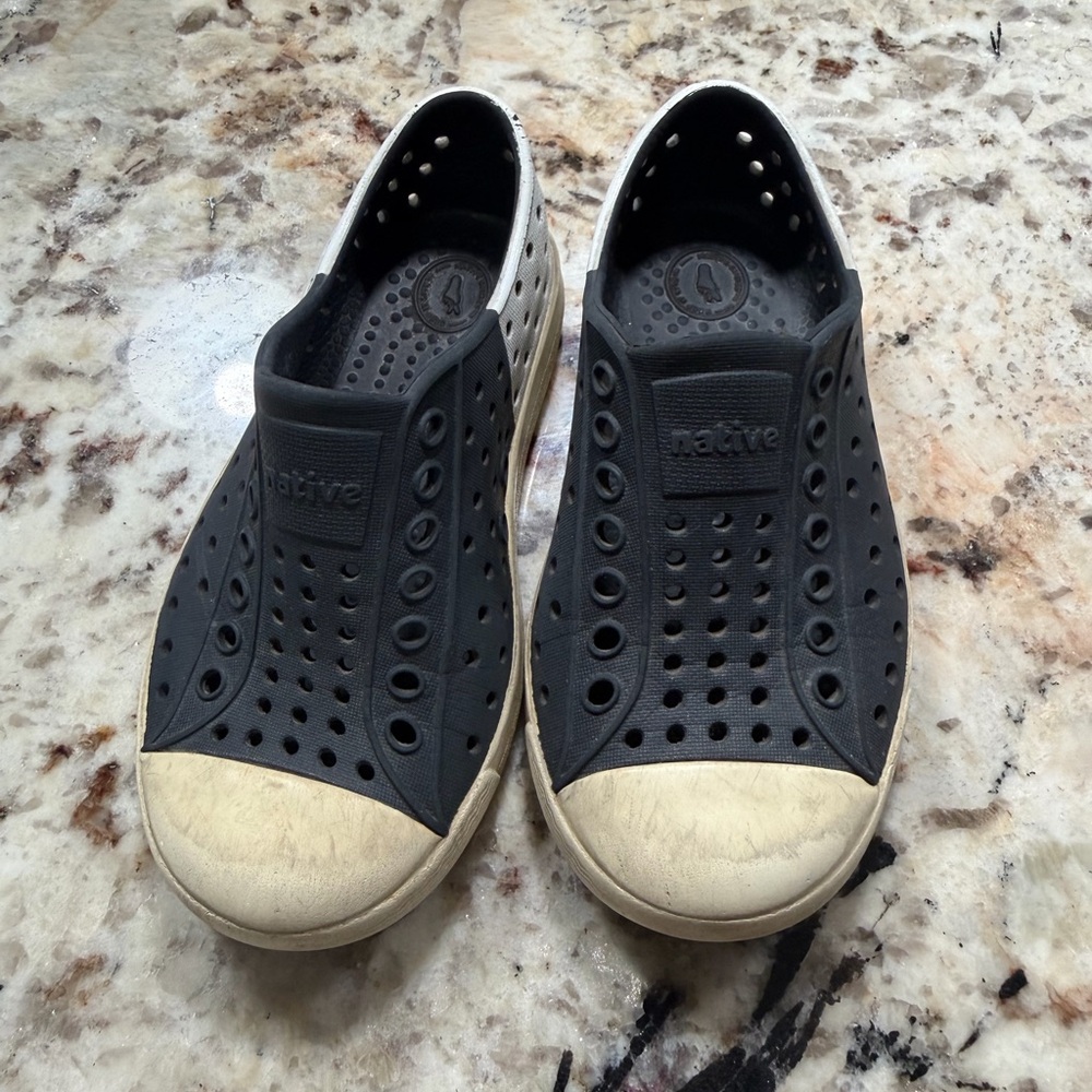 Native charcoal jefferson black and white Kids Sneakers rubber